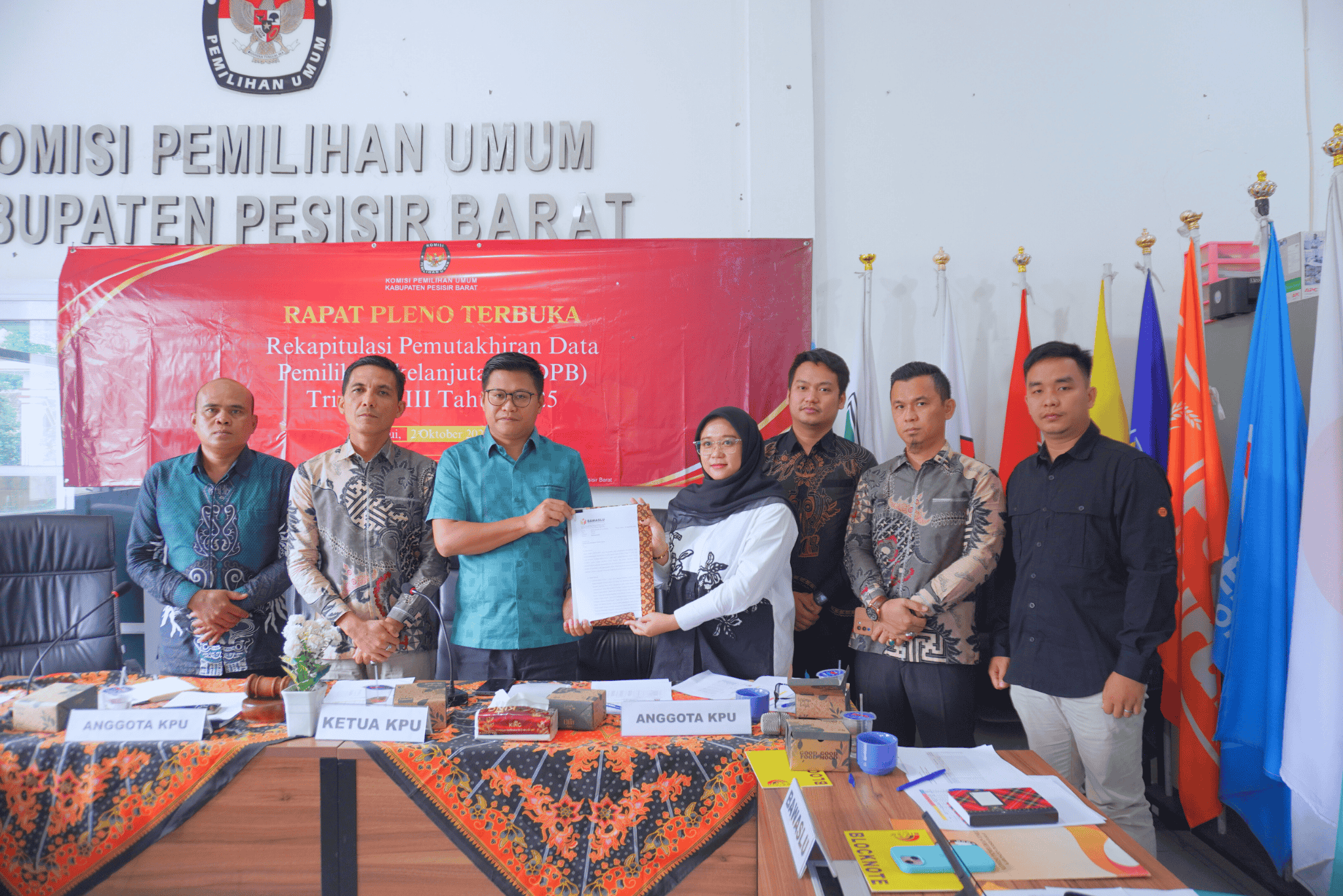 Penyerahan Rekomendasi Bawaslu Pada Rapat Pleno Terbuka Rekapitulasi PDPB Triwulan III